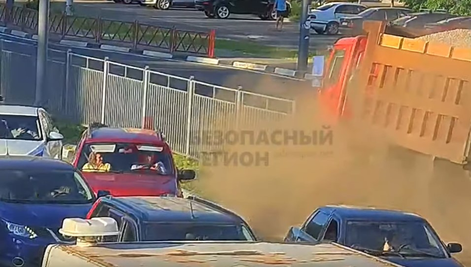 Отворачивались от страха: видео ДТП с самосвалом на Московском проспекте