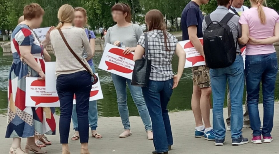 Мамы с плакатами бунтуют против вакцинации: мнение эксперта из Ярославля