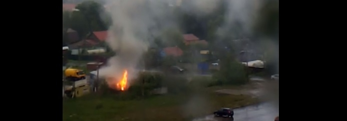 Столб дыма над городом: видео пожара из Ярославля