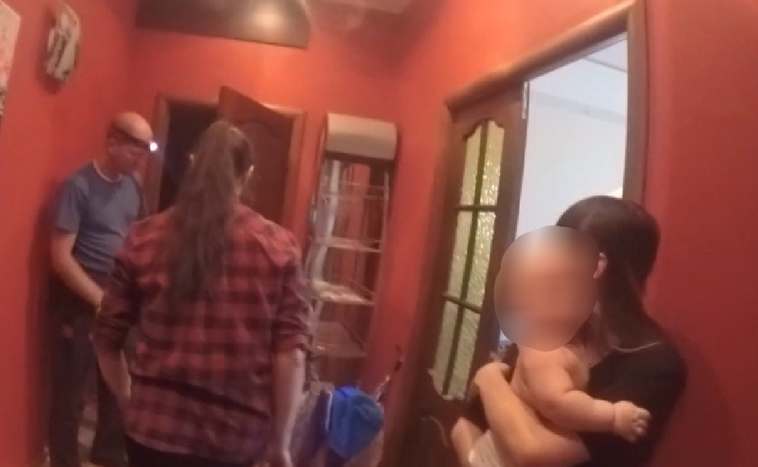 Малыш кричал в запертой квартире: ярославна с ребенком попала в "двойной капкан"
