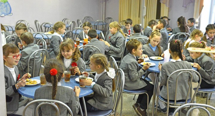 Одни едят, другие смотрят: количество школьников, питающихся по льготе, сократилось в 12 раз