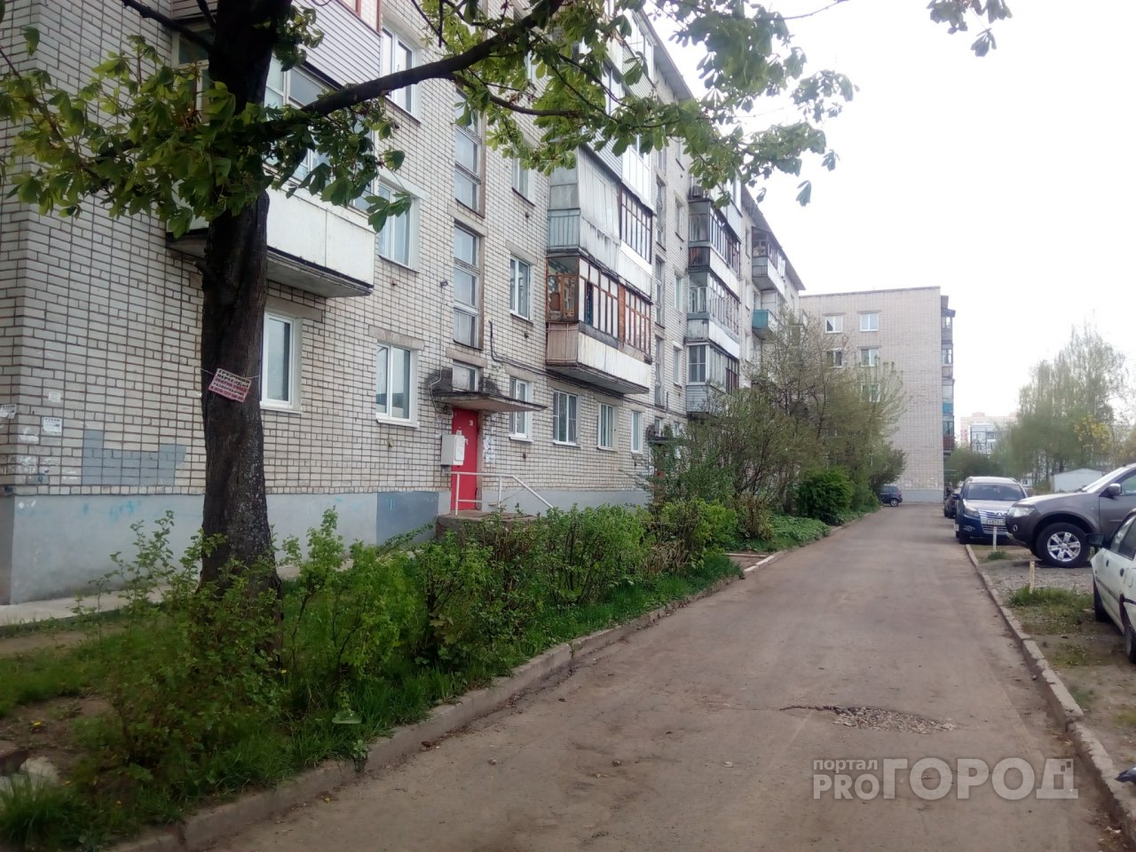 В Ярославле погибла женщина после падения из окна