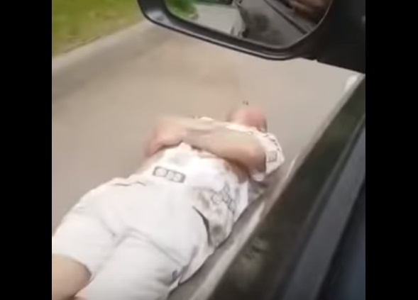«Я еще живой»: мужчина скрестил руки и лег под машины в Ярославле