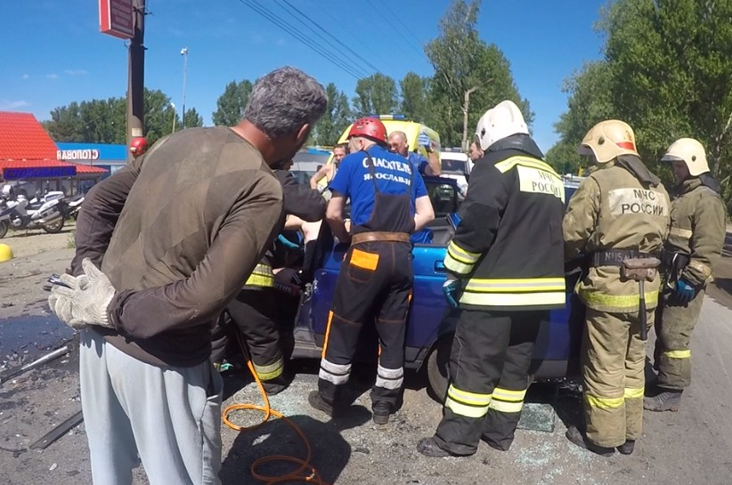 Мужчина кричал от боли: автомобиль разорвало на части после ДТП в Ярославле. Видео