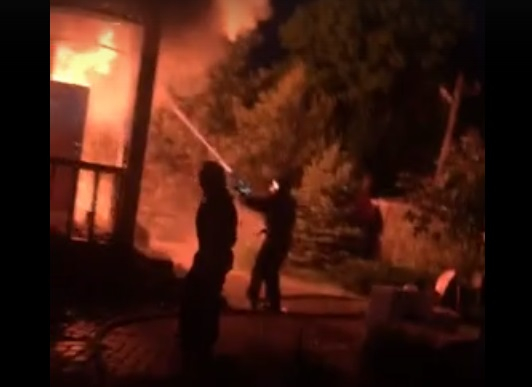 "Малыши метались в огне": видео ночного пожара под Ярославлем