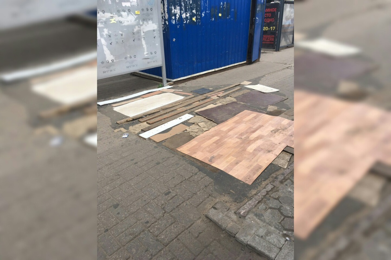 "Все выносим из дома":  ярославцы сами починили надоевший всем тротуар линолеумом