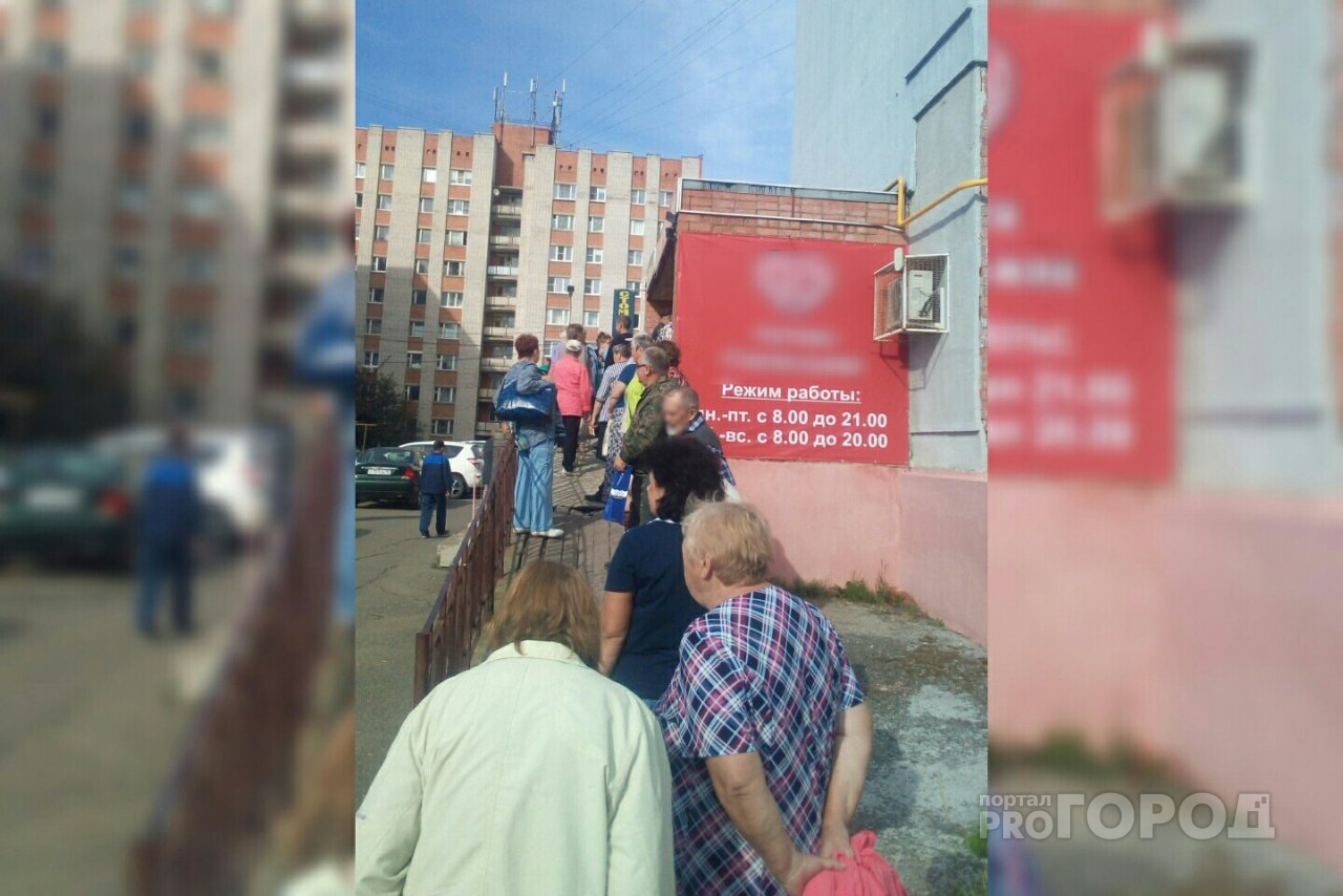 "Два несчастных шприца для беременной": люди стонут в давке у аптеки в Брагино