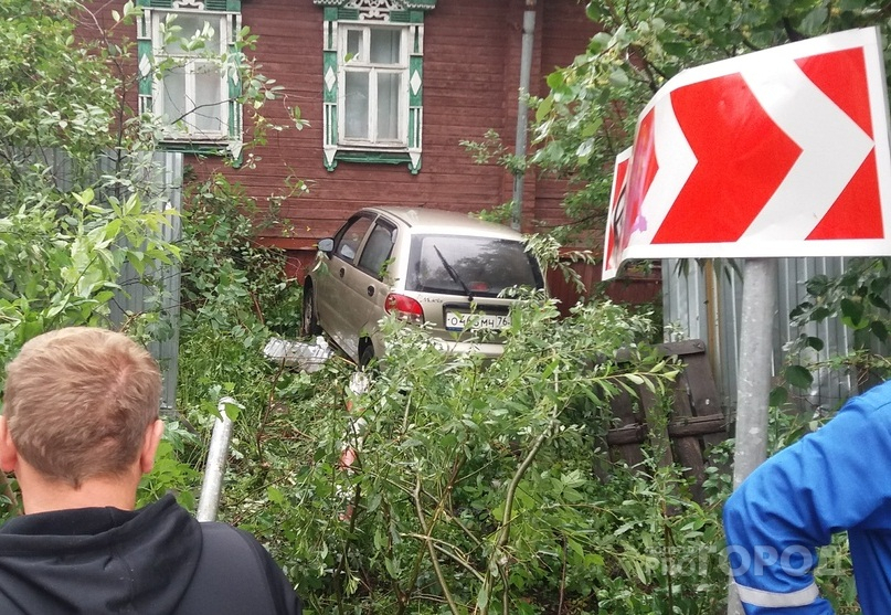 "Как выжил-то": иномарка снесла забор и влетела в дом в Ярославле