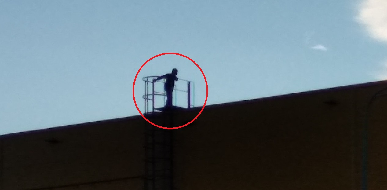 "Полез... и в гроб": экстремальных подростков заметили на крыше ТЦ в Ярославле