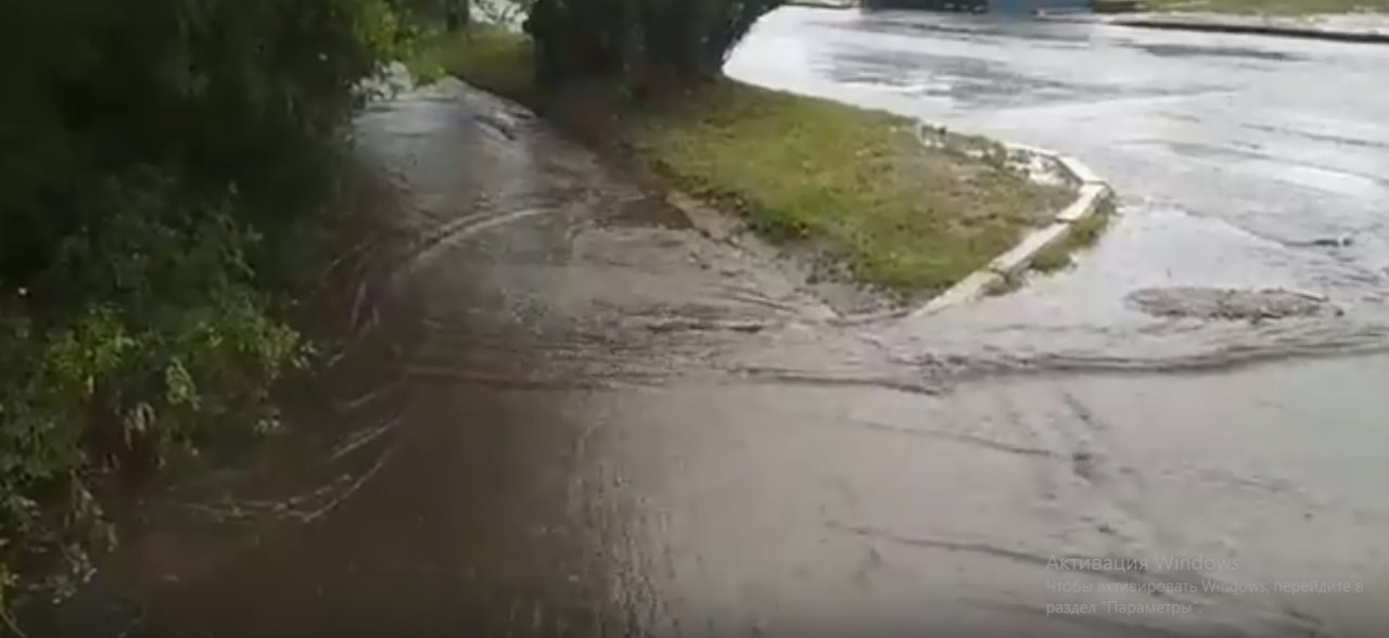 В Ярославле затопило улицу. Видео
