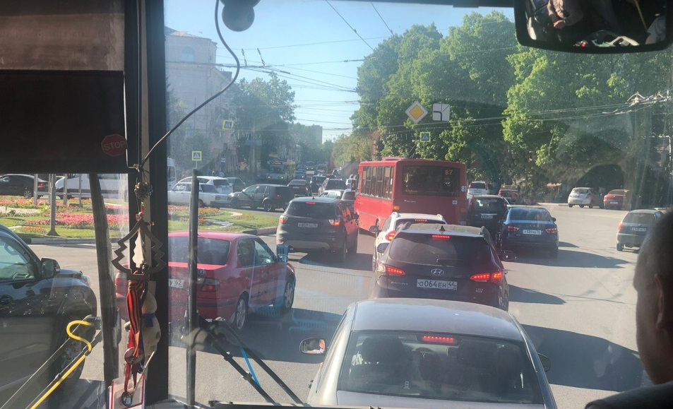 В Ярославле ограничили движение на центральной улице: куда лучше не соваться