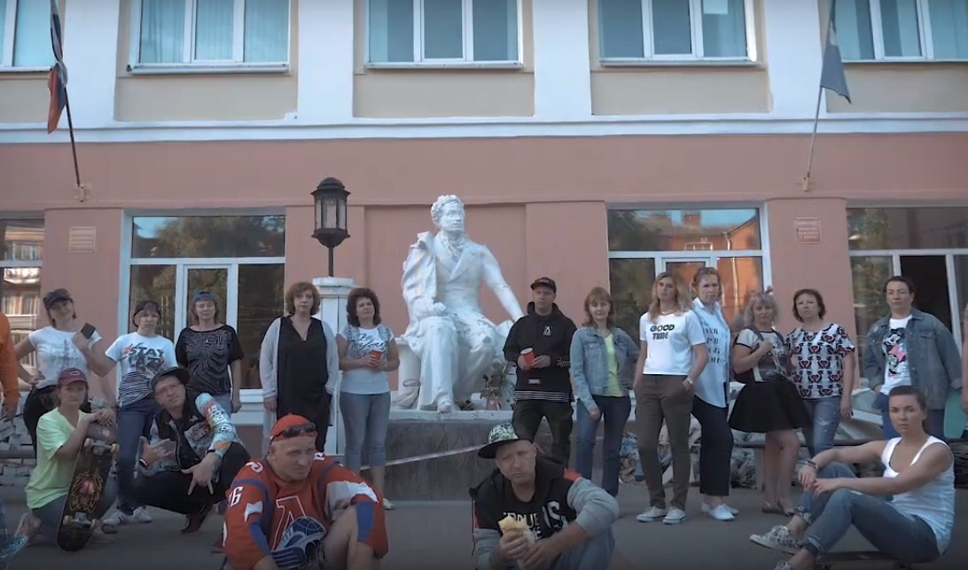 "Я уже набил тату": родители ярославских выпускников сняли клип на песню Макса Коржа