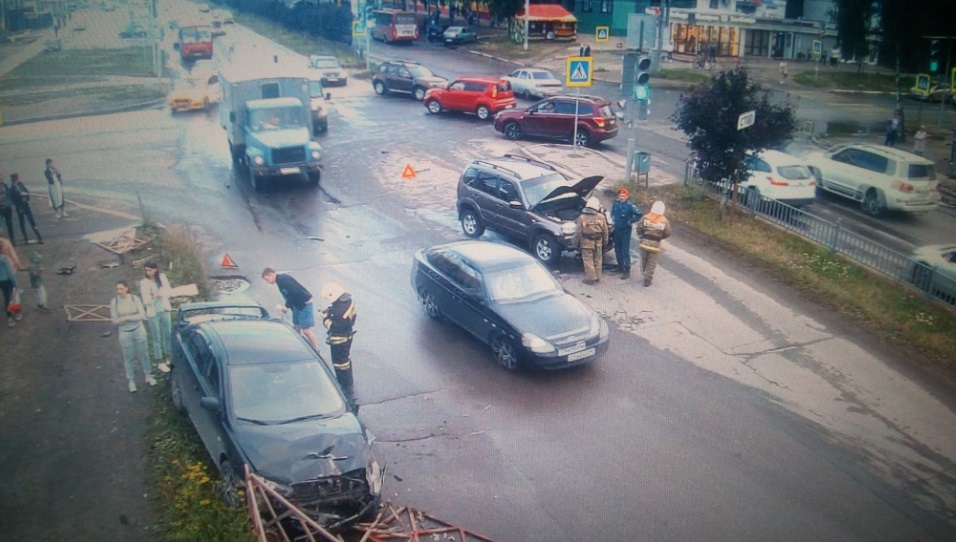 Капотом "срезало" забор: Заволгой после аварии авто выкинуло на тротуар
