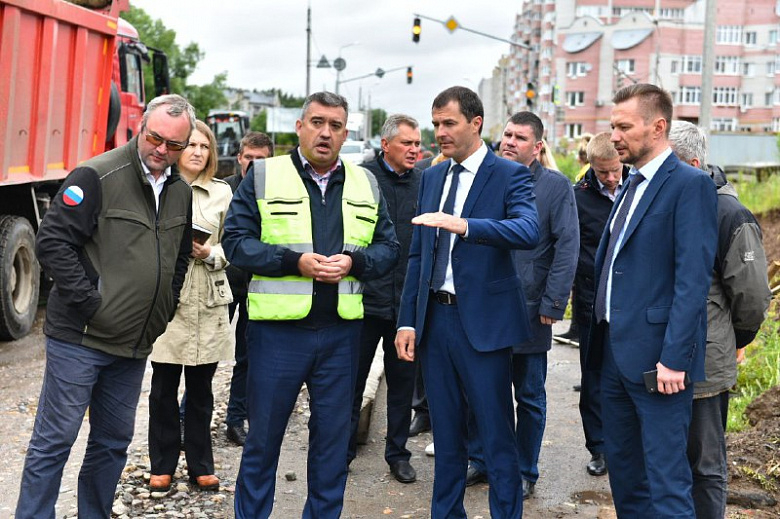 Власти рассказали, когда закончится ремонт одной из самых "убитых" дорог в Ярославле