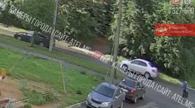 "Чем он думал": велосипедист попал под колеса иномарки в Рыбинске. Видео