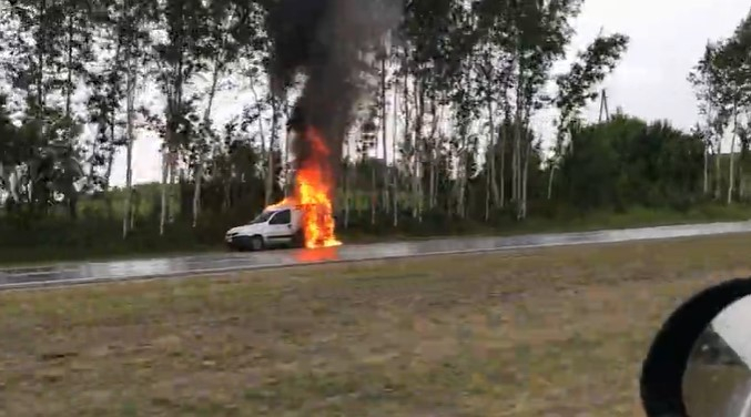 "Не помогли, зато сняли видео": под Ярославлем загорелся автомобиль