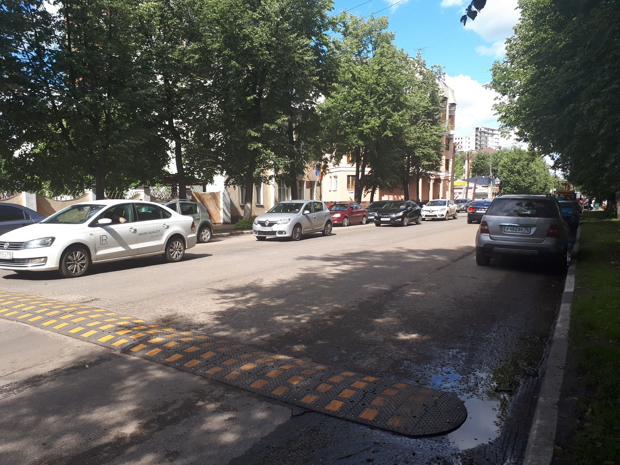 Натяжная дорога и мощные кроты: дыра в асфальте появились в центре Ярославля
