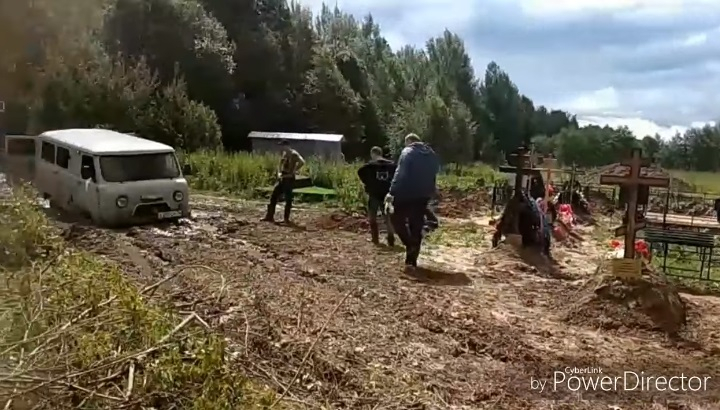 "Гроб везли на джипе": шок-видео с нового кладбища для ярославцев