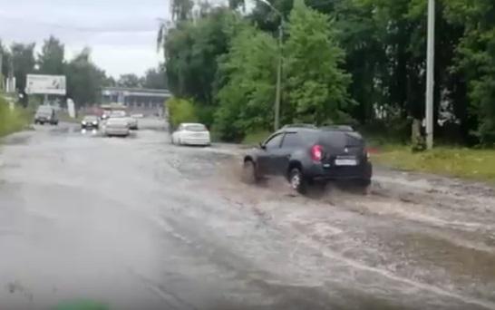 "Жаловаться будем президенту": в Ярославле затопило целый проезд