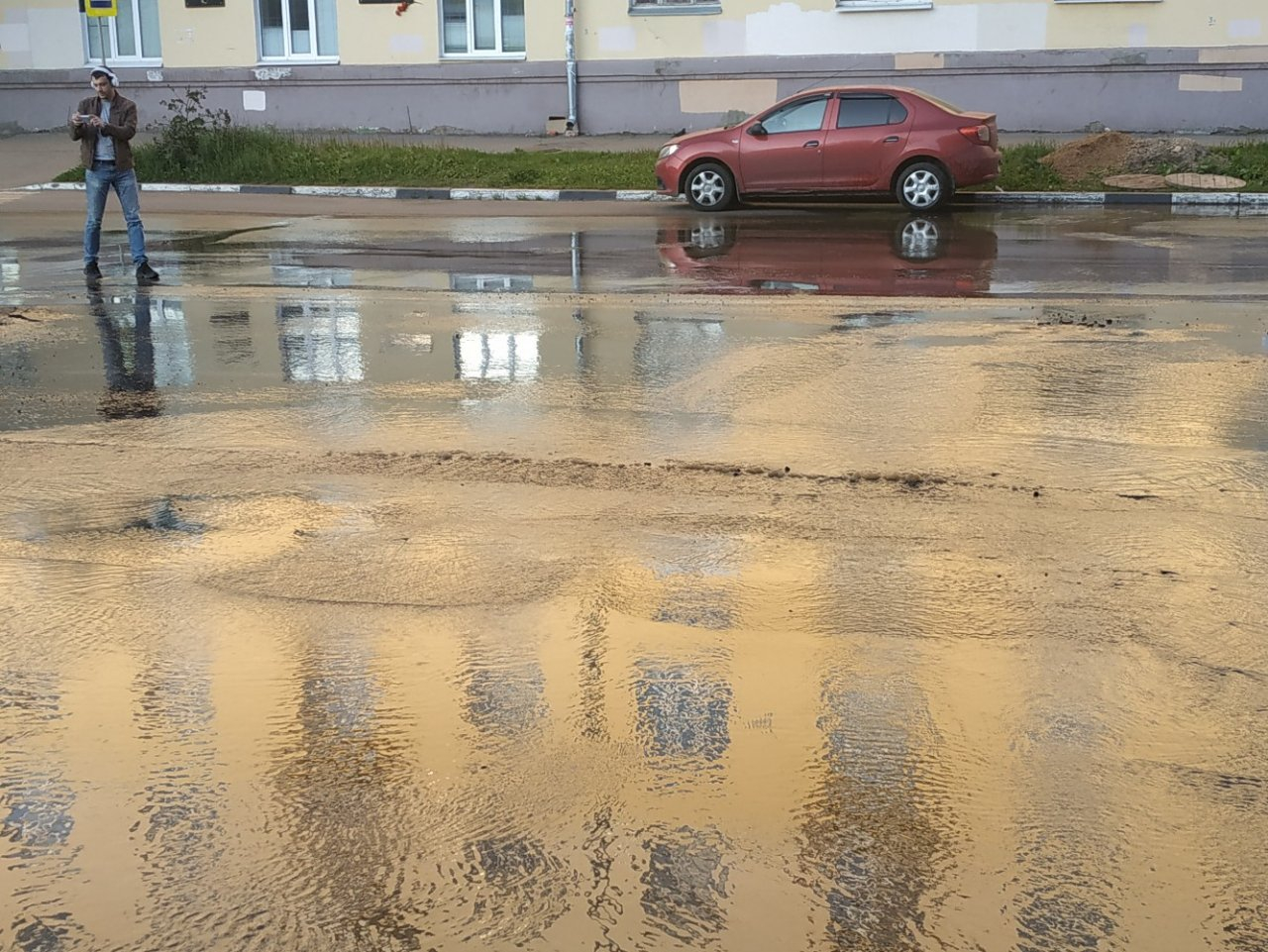 "Асфальт еле держится": потоп произошел в центре Ярославля