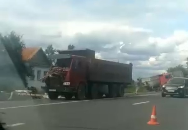 "Всю кабину раскурочило": два больших грузовика столкнулись в Ярославской области