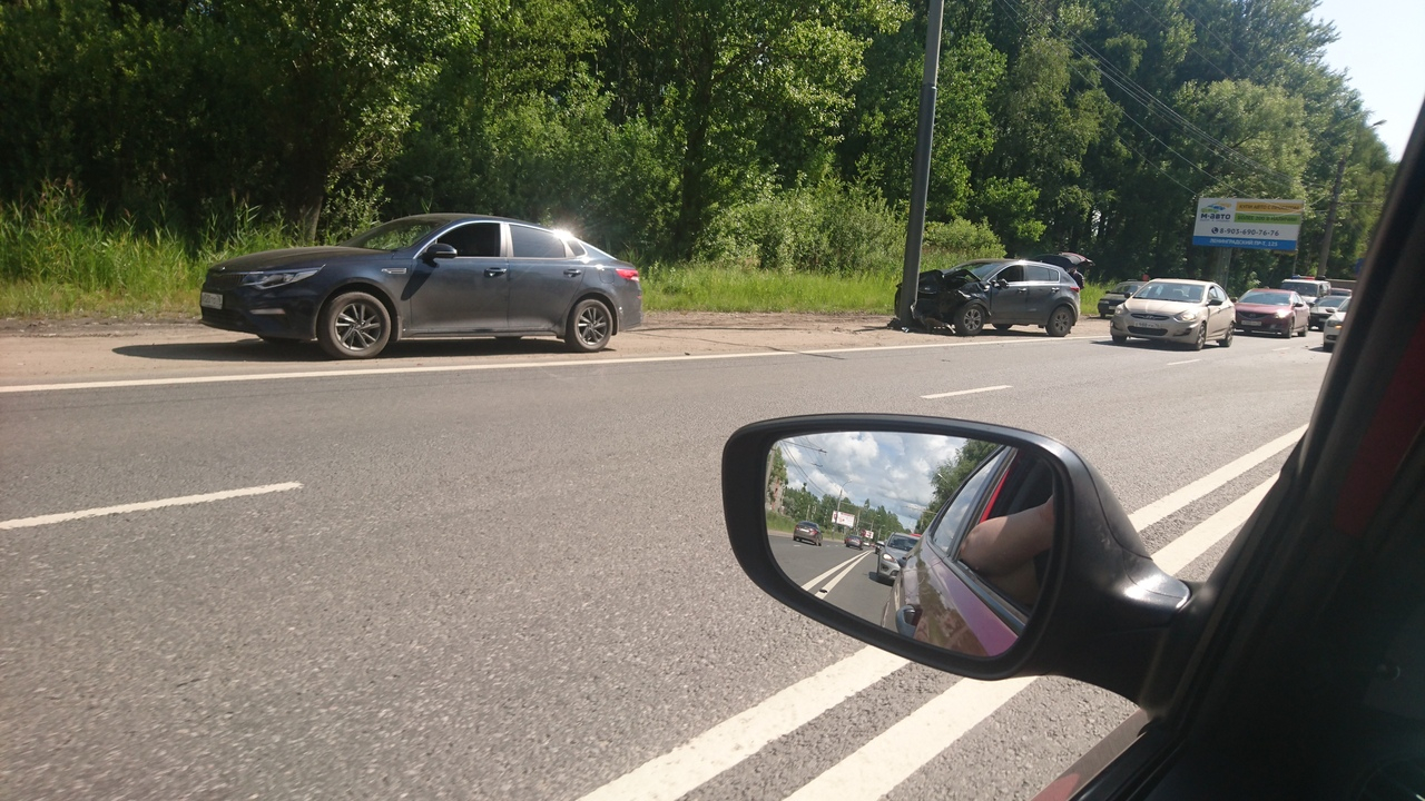 Капот всмятку: авто протаранило столб в Ярославле