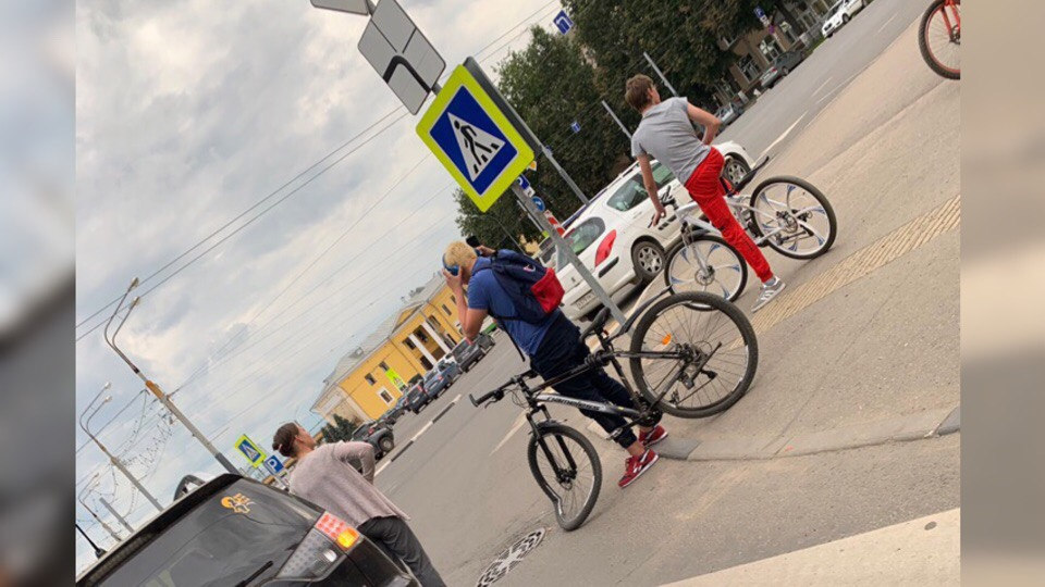 «Мчал в наушниках по переходу»: в Ярославле сбили велосипедиста