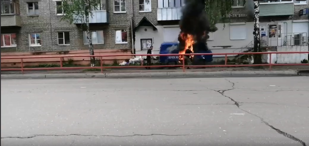 Посылок не ждите: в Рыбинске загорелась машина «Почты России»