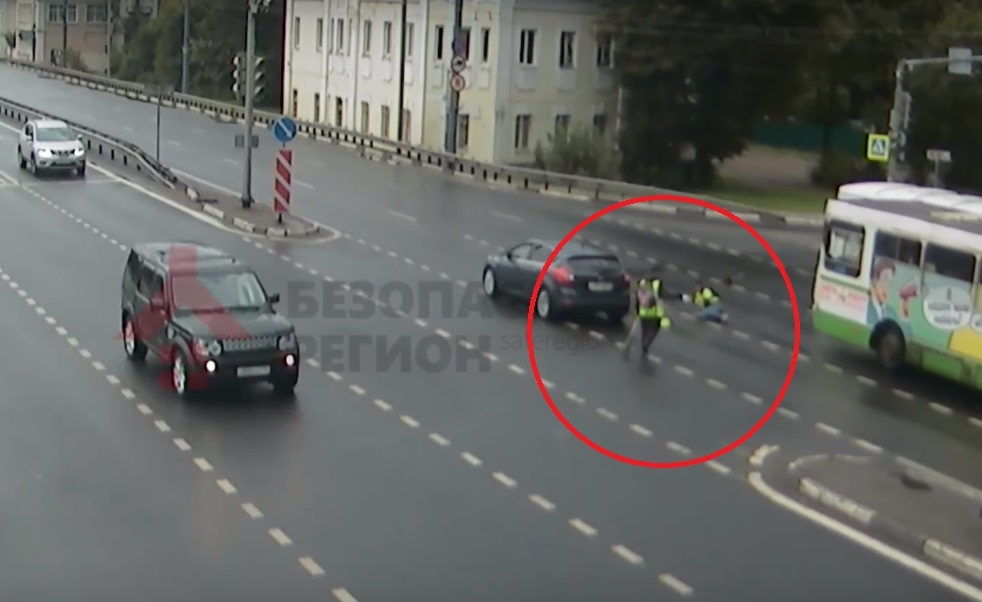 "Выставить ей счет": в Ярославле рабочие выбежали под колеса машины