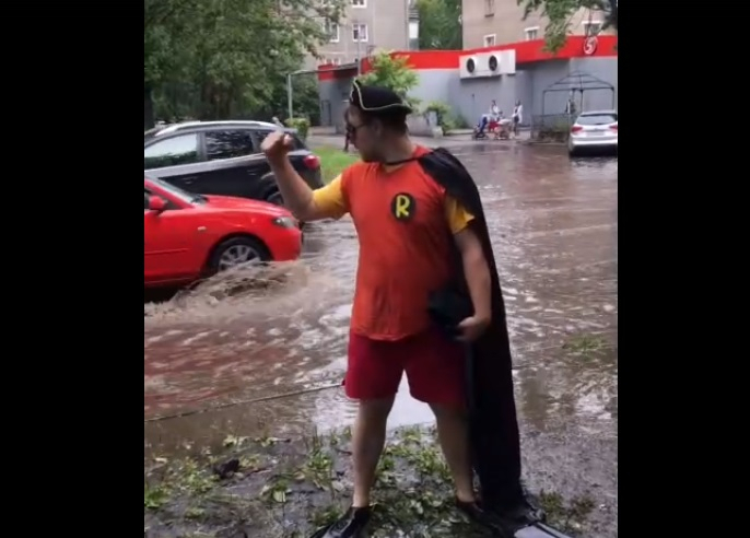 «Ластами шлеп-шлеп»: ярославец в костюме супергероя выбежал на затопленную улицу