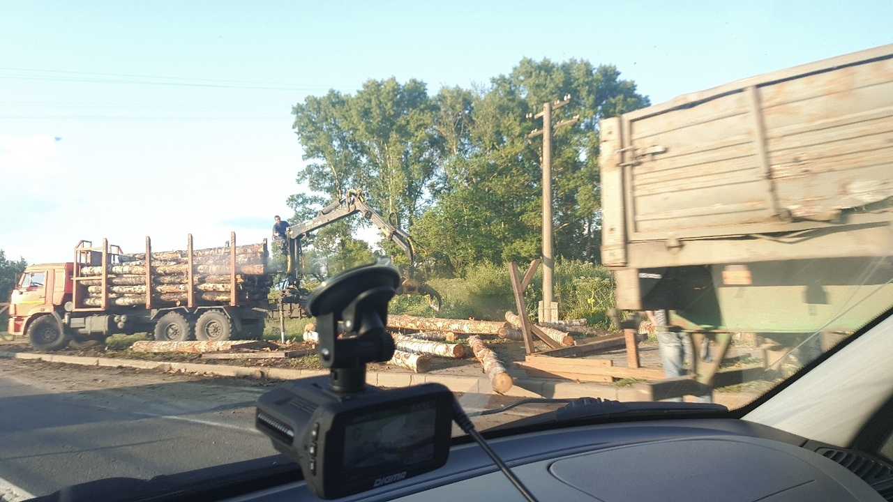 "Как страшный сон": огромный лесовоз опрокинулся перед водителями из Ярославля