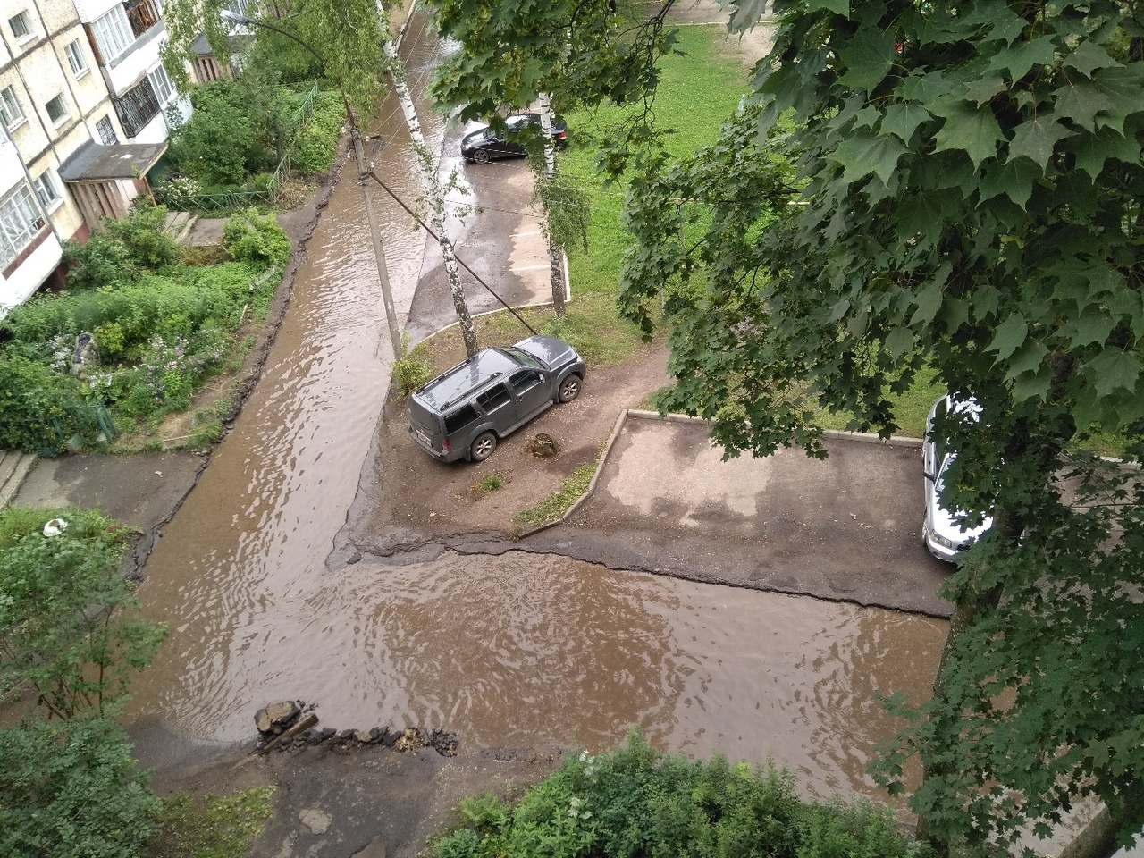 «К дому плывем на лодке»: в Ярославле затопило район