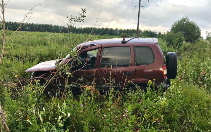 От удара выбило стекла: полуживого водителя достали из смятого авто под Ярославлем