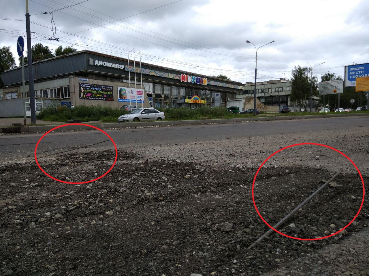 Водители бьют тревогу: металлические штыри торчат на дороге в центре Ярославля