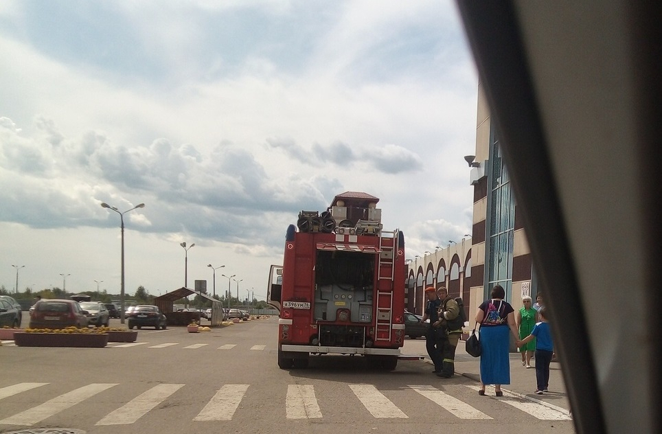Пятнадцать пожарных машин и толпа на улице: что произошло в крупном ярославском ТЦ