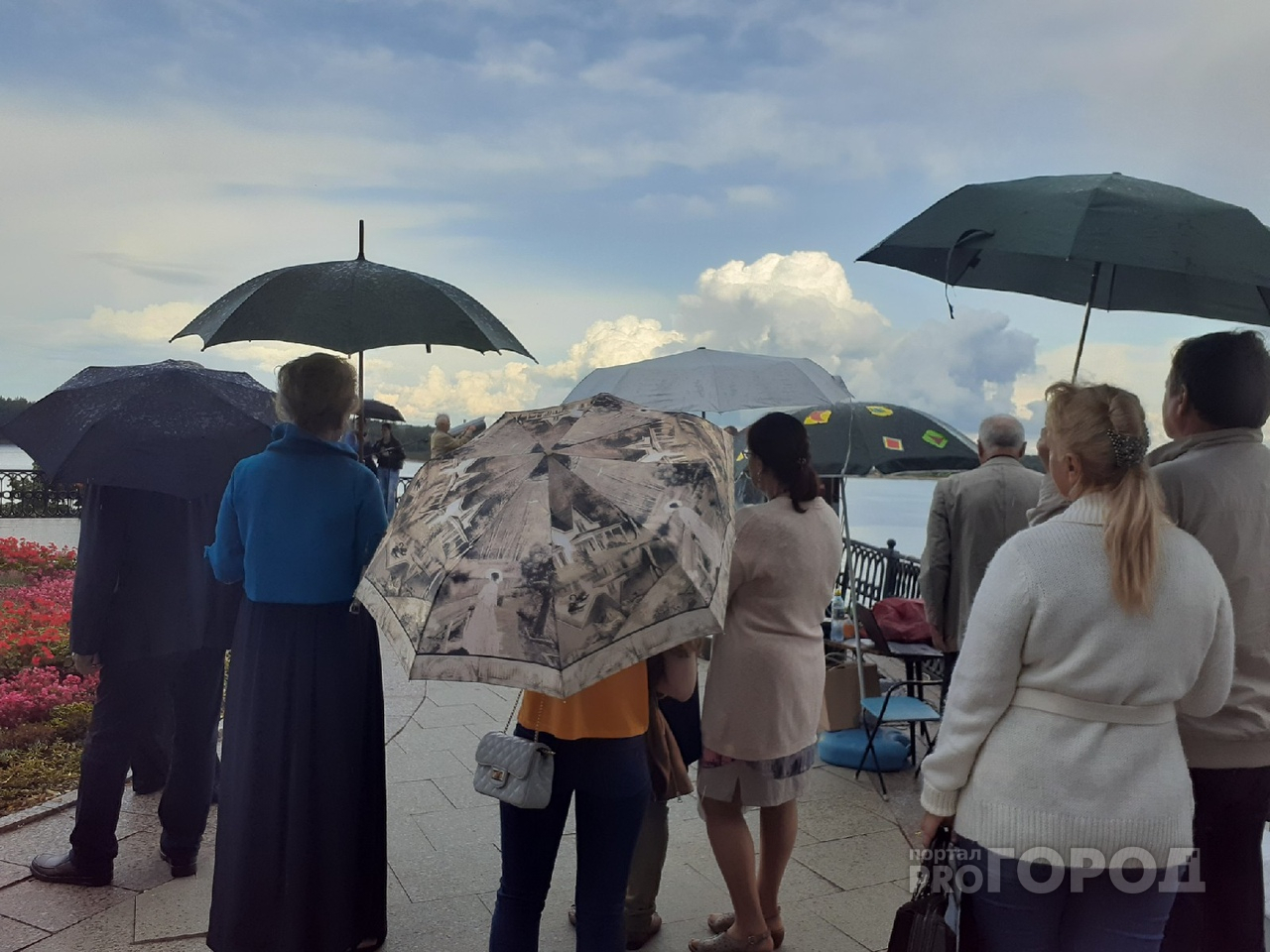 В эту погоду зонт опасен: экстренное предупреждение МЧС Ярославля