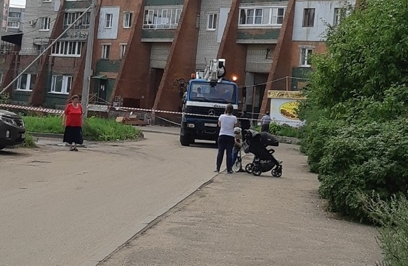 Вернулась из магазина, а дом уже оцепила полиция: что произошло в тихом ярославском дворе