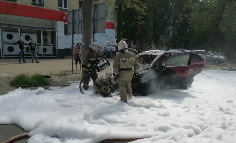 Салон затянуло едким дымом: в центре Ярославля у женщины вспыхнул автомобиль