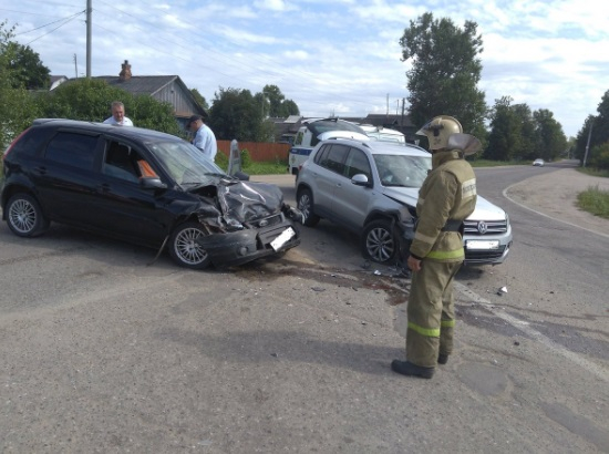 Авто смяло, как бумагу: в ДТП под Ярославлем пострадал водитель