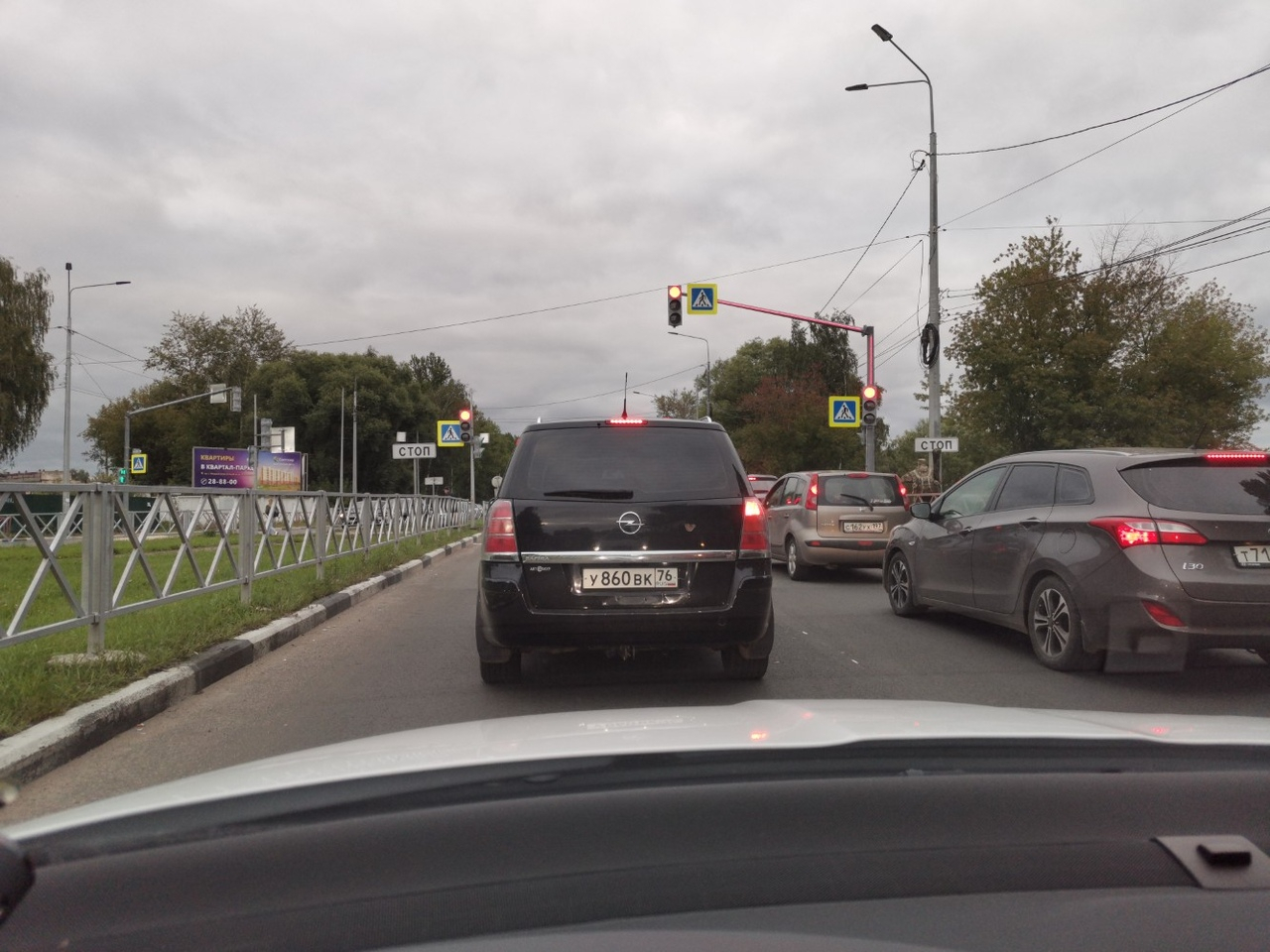 "Скоро мост начнет трещать": заволжане бастуют против нового светофора