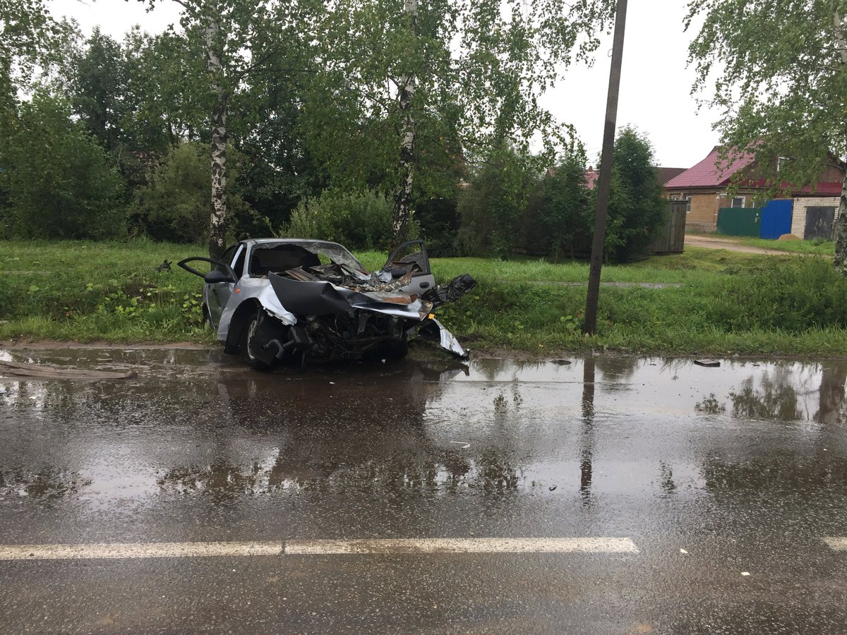 Иномарка загорелась от удара: четыре человека пострадали в ДТП под Ярославлем