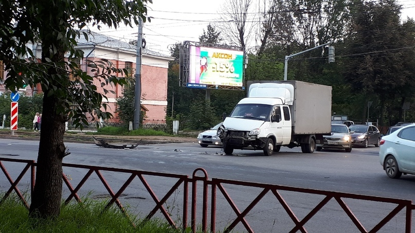 «Обломки валяются на дороге»: в центре Ярославля «ГАЗель» протаранила автобус с людьми