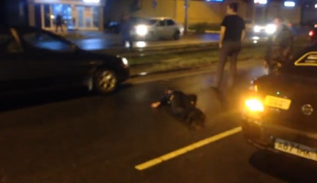 "Когда грузили, был еще жив": в Ярославле такси сбило мужчину, перебегавшего дорогу