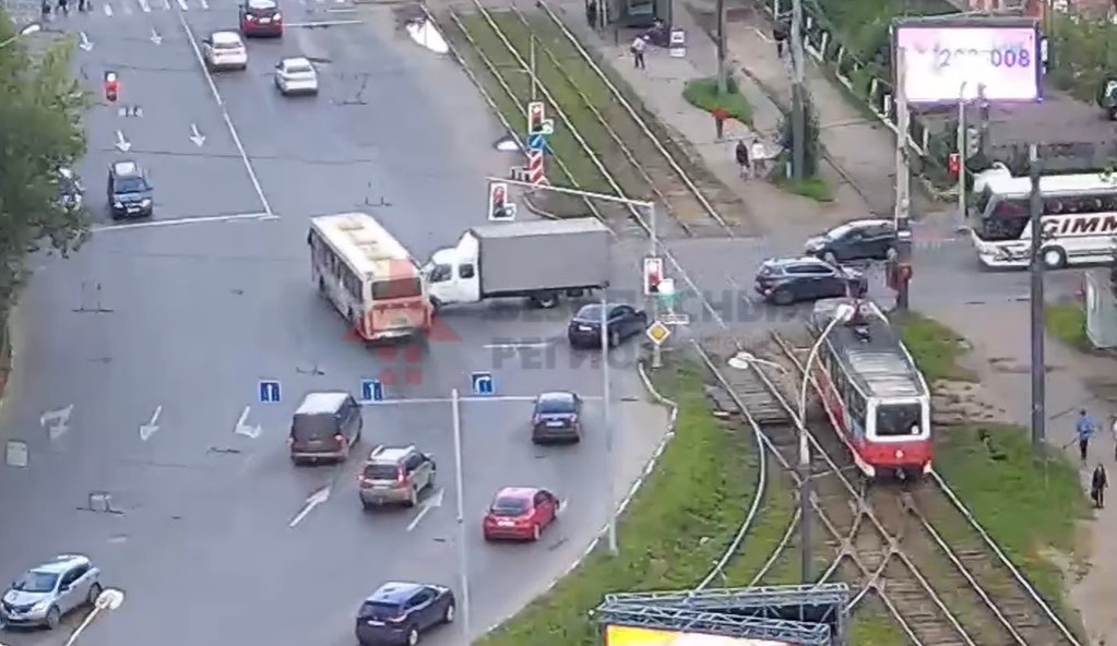 С пассажирами - на красный: в Ярославле грузовик протаранил автобус