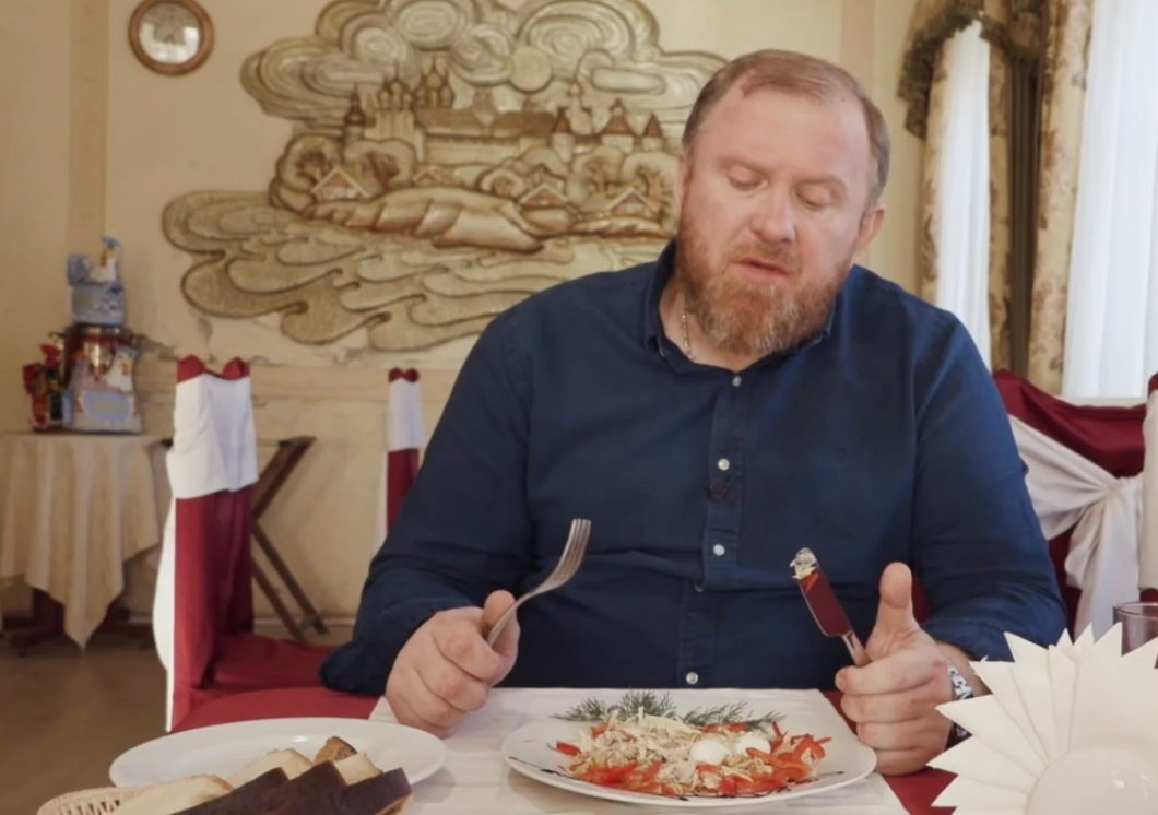«После Ивлева ничего не изменилось»: туристы критикуют ресторан в Ростове Великом