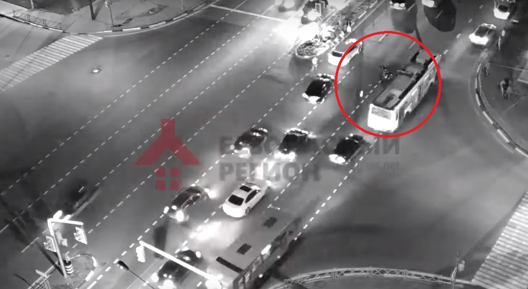 Мотоциклиста подбросило в воздух: видео страшной аварии на Московском проспекте