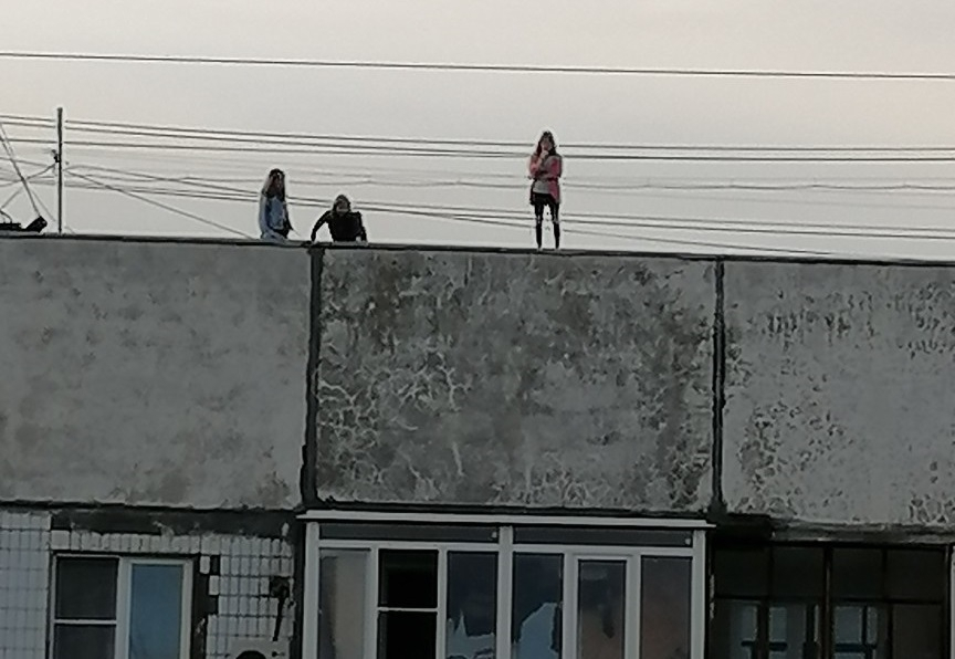 Бегают по краю: дети забрались на крышу и угрожали взрослым