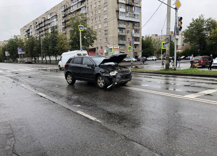 Куски авто разметало по обочине: в ДТП под Ярославле пострадали три человека