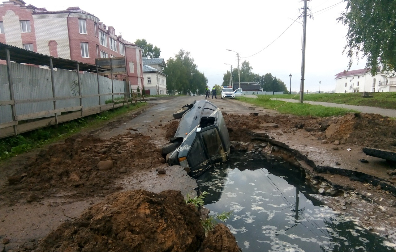 Вода хлынула в салон: "девятка" утонула в дорожной яме под Ярославлем