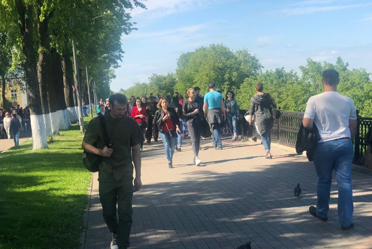 "Нет бахил - покажи носки": работникам ЖКХ запретили марать полы ярославцам